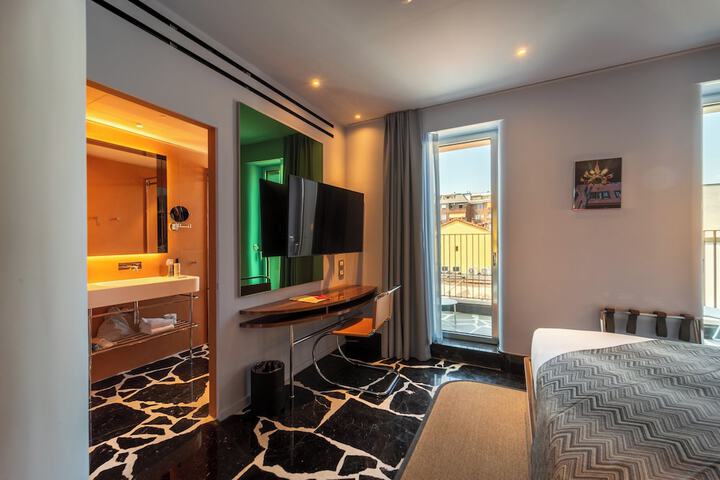 Room 28 of 103