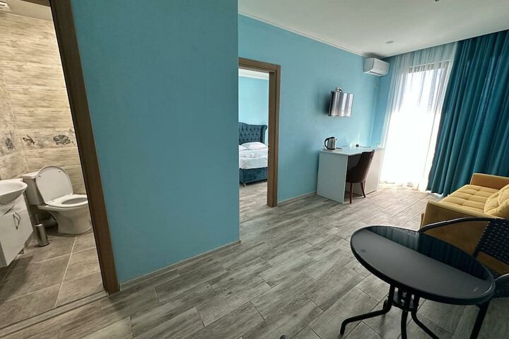 Room 4 of 9