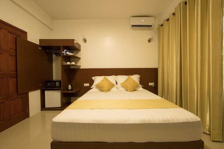 Room 8 of 10