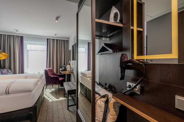 Room 46 of 79