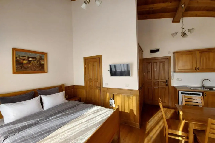 Room 4 of 16