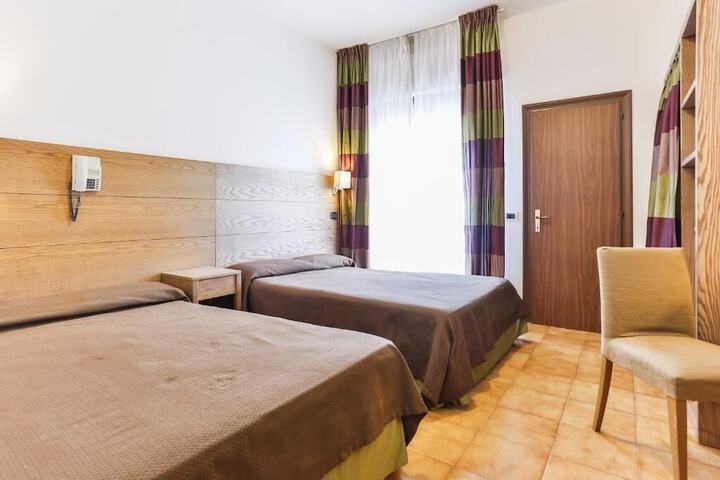 Room 4 of 9