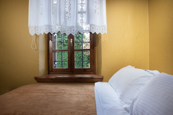 Room 10 of 80