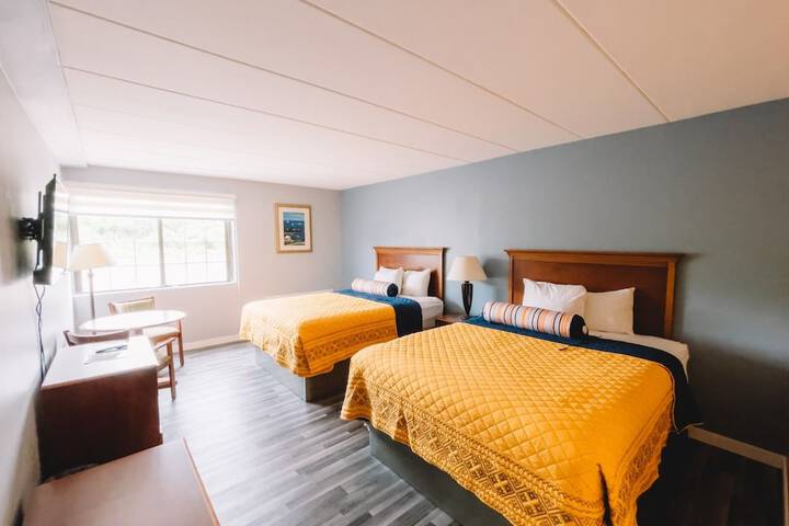 Deluxe 2 Queen Beds (3 of 4)