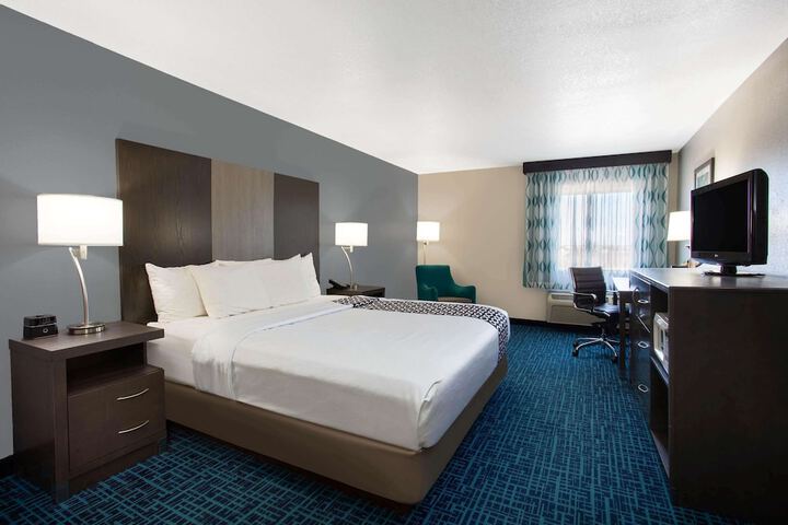 1 King Bed (4 of 14)