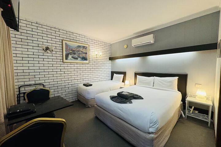 Room 6 of 30