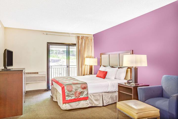 1 King Bed (7 of 8)