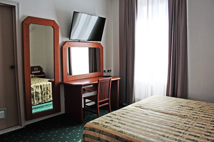 Room 10 of 30