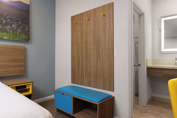 1 Queen Bed (11 of 18)