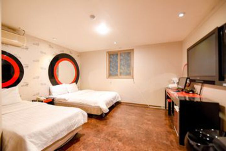 Room 10 of 18