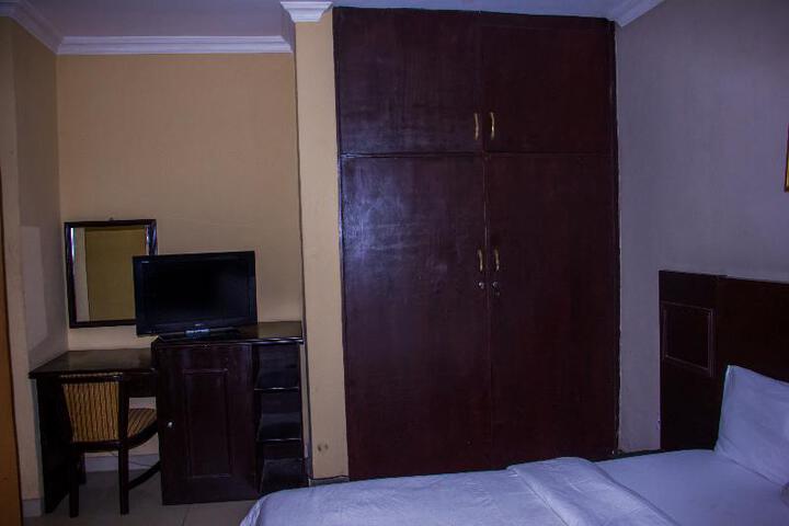 Room 4 of 10