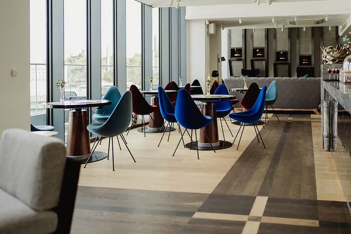 Lounge 55 of 68