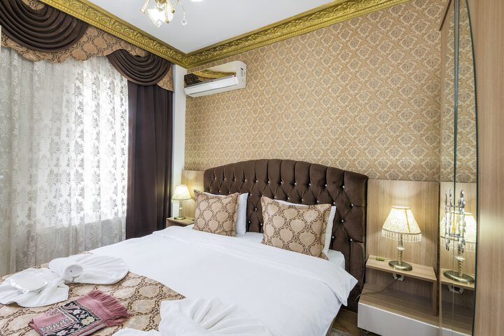 Room 6 of 80