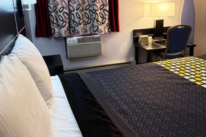 Room 16 of 38