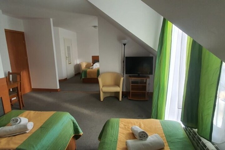 Room 3 of 40