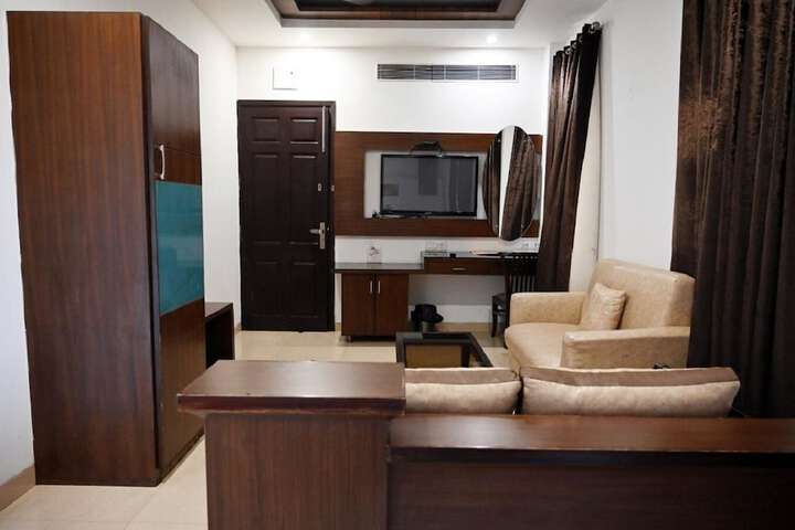 Room 10 of 19