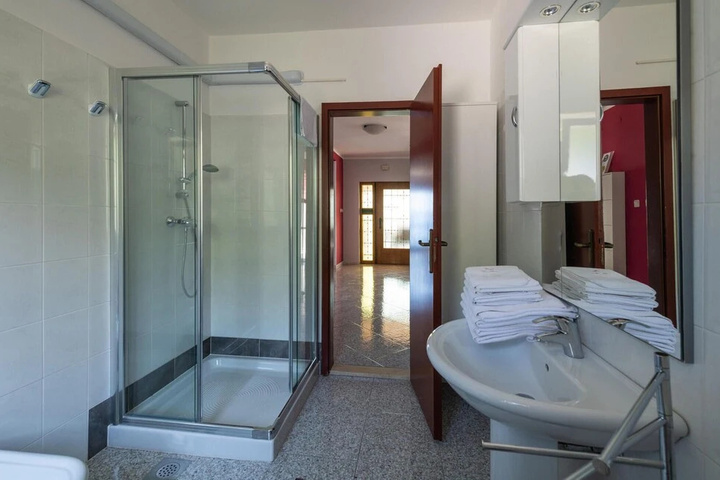 Room 9 of 21