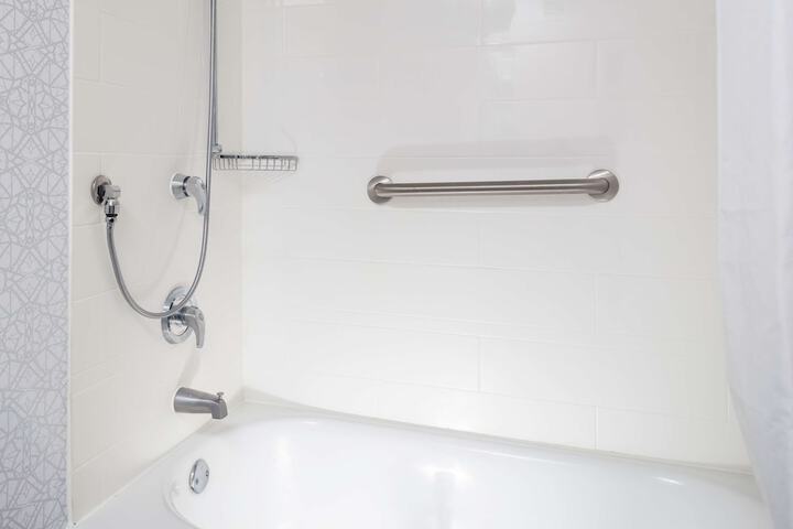 2 Queen Accessible Room with Roll in Shower (2 of 5)