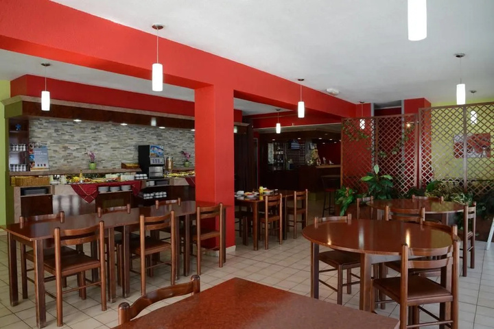 Dining 8 of 9