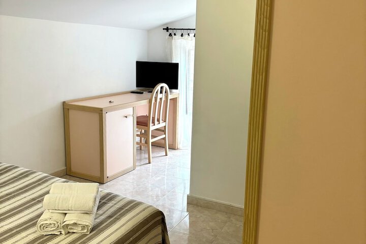 Room 47 of 193