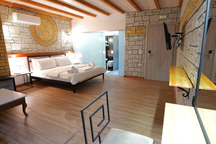 Room 12 of 85