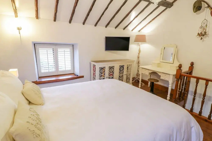 Room 4 of 16