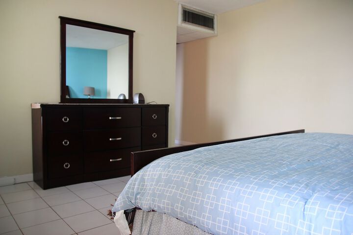 Room 9 of 28