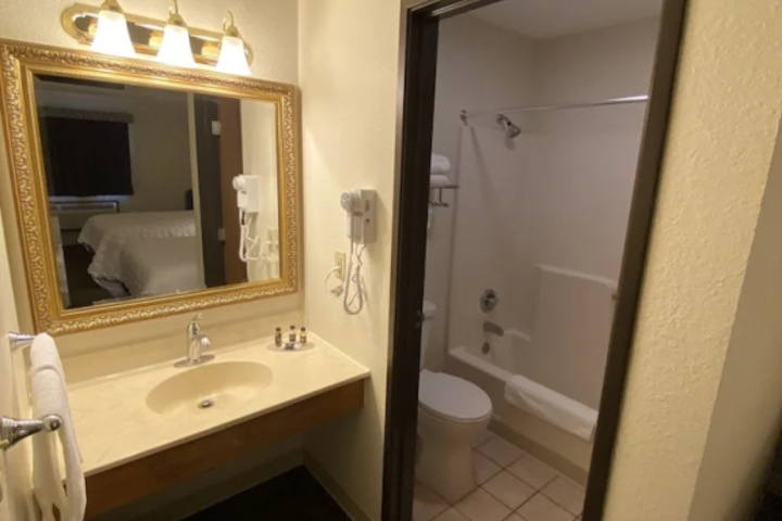 Room 8 of 18