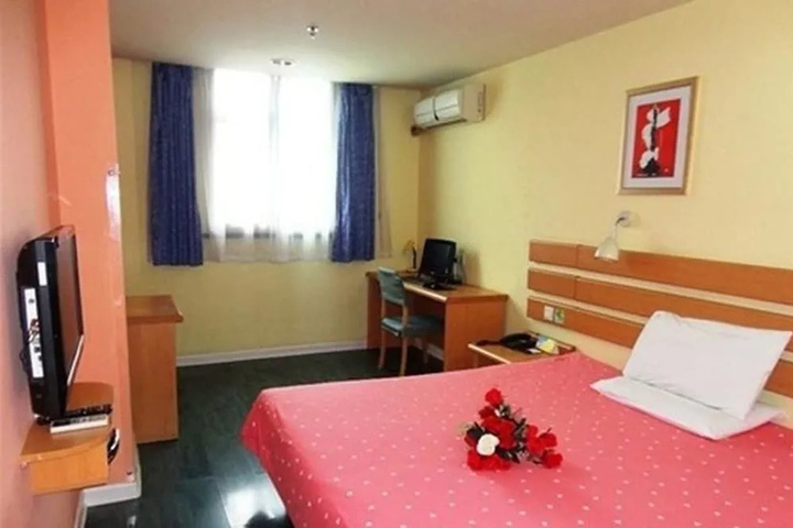 Room 6 of 12