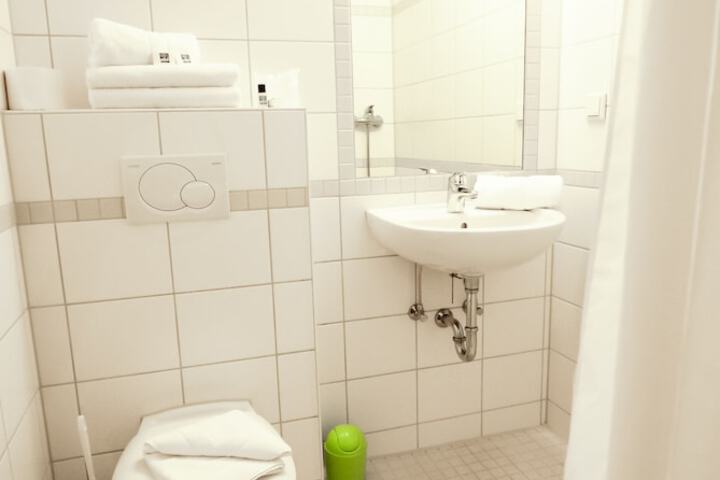 Room 16 of 37