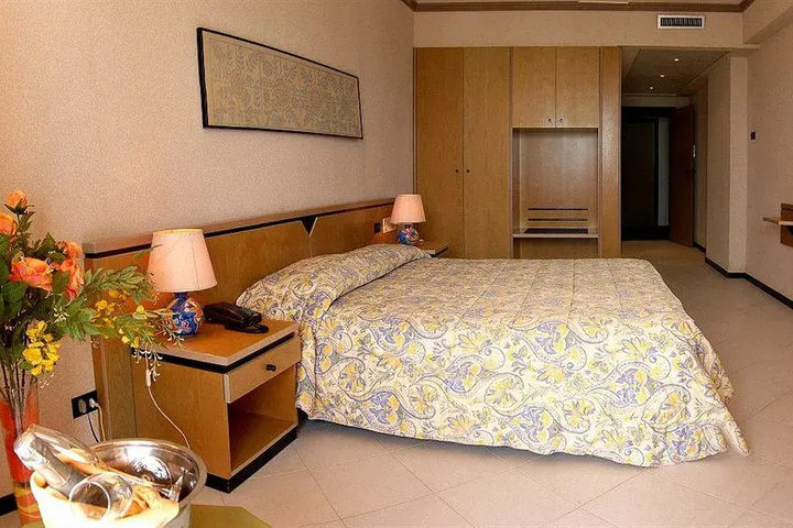 Room 4 of 25