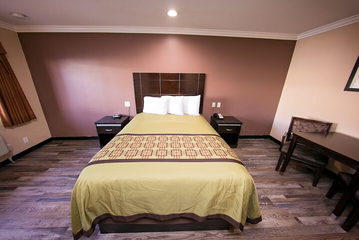1 Queen Bed (6 of 19)