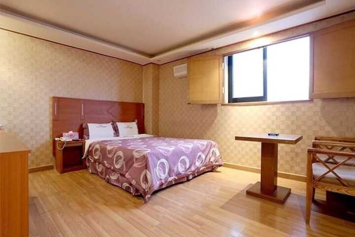 Room 5 of 14