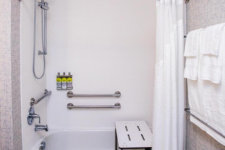 2 Queen Beds Standard Mobility Accessible Tub (14 of 17)