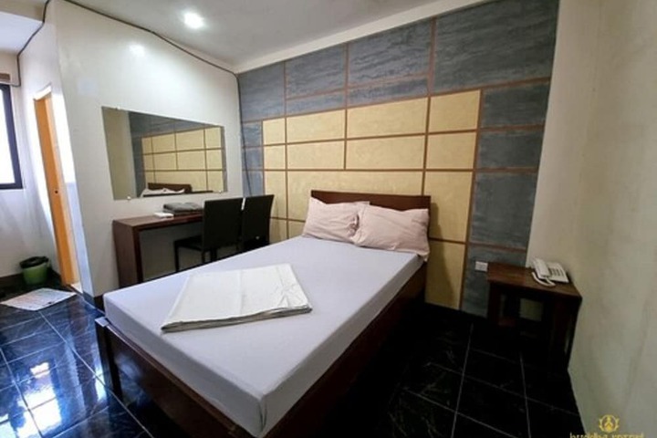 Room 12 of 38