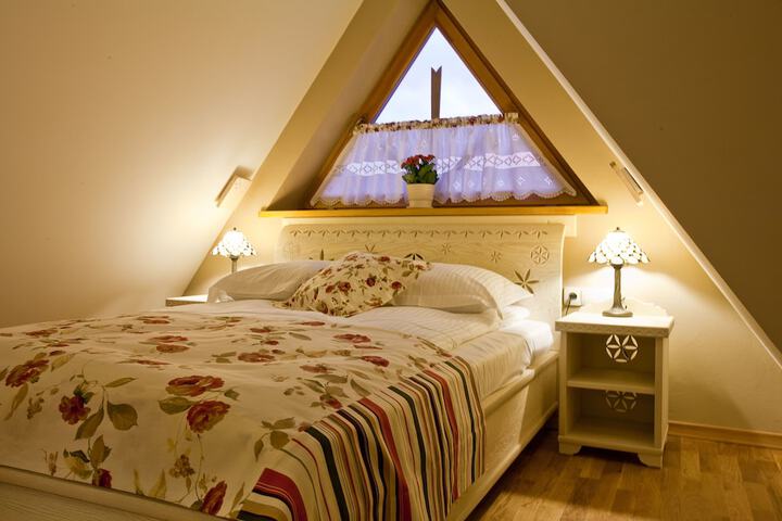 Room 13 of 83