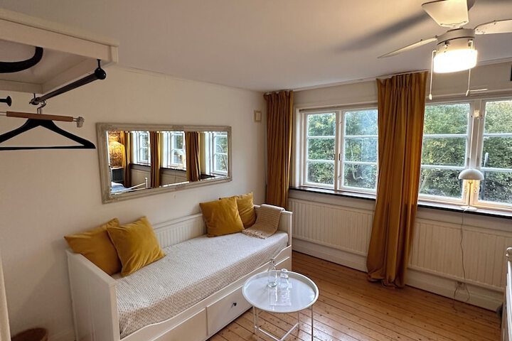 Room 9 of 34