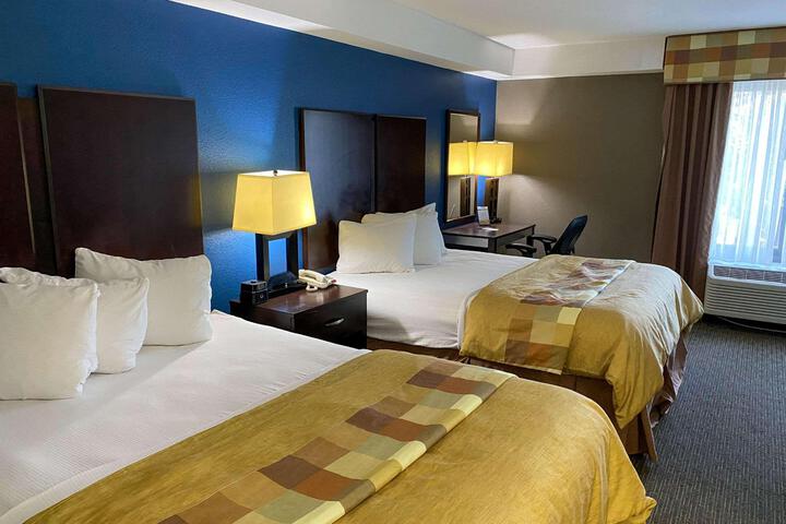 2 Queen Beds (10 of 32)