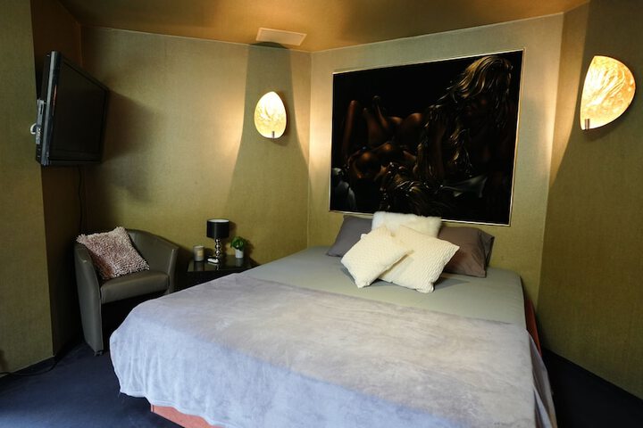 Room 3 of 20