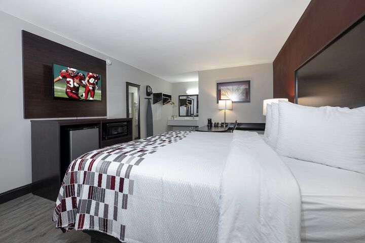 Deluxe King Bed (10 of 14)