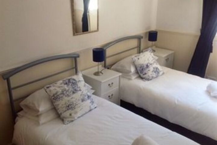 Room 4 of 18