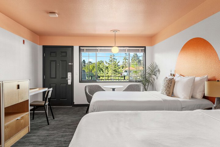 1 Queen Bed (4 of 8)