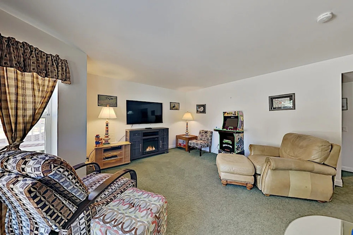 Corner Lot Gem W / Hot Tub & Grill Next To Shuttle 4 Bedroom Hotel Room