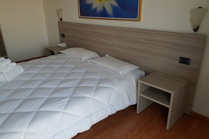 Room 16 of 40
