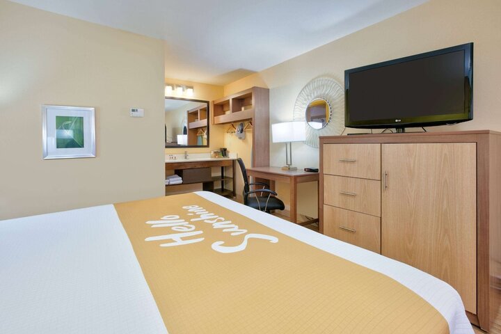 1 King Bed (13 of 15)