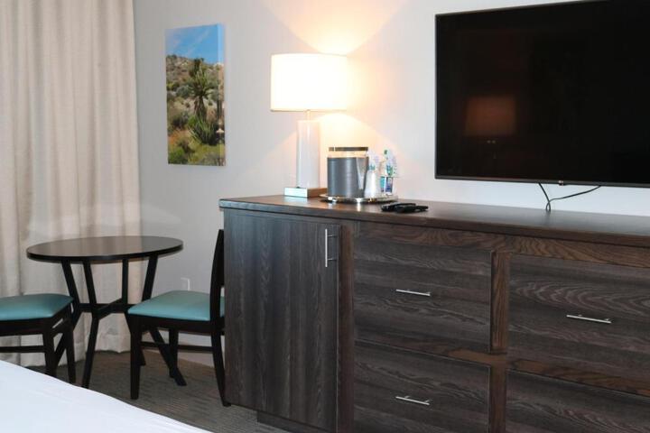 Double Deluxe King Bed (2 of 2)