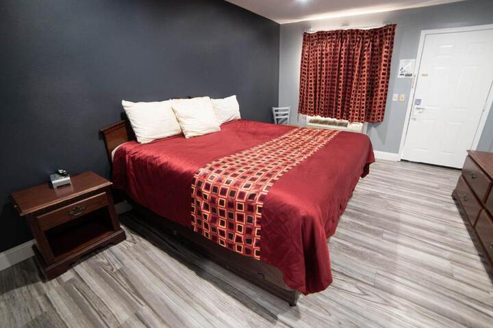 1 King Bed (8 of 11)