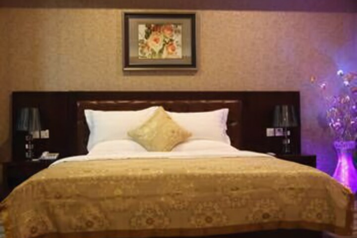 Room 6 of 7