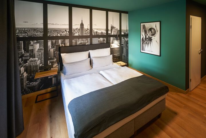Room 6 of 32