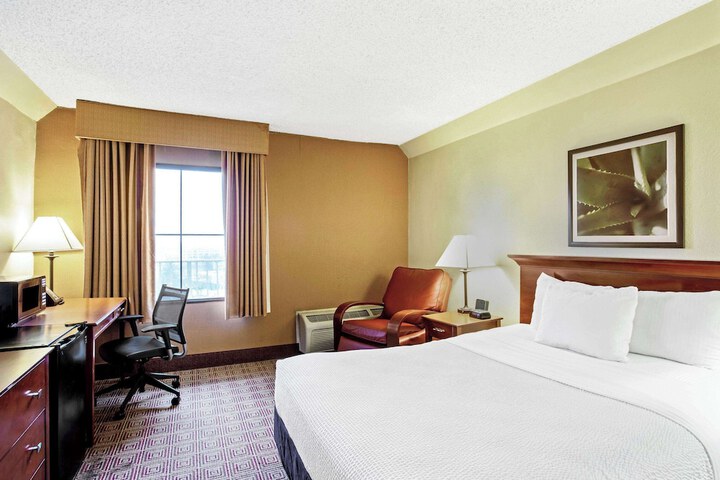 1 Queen Bed (3 of 19)
